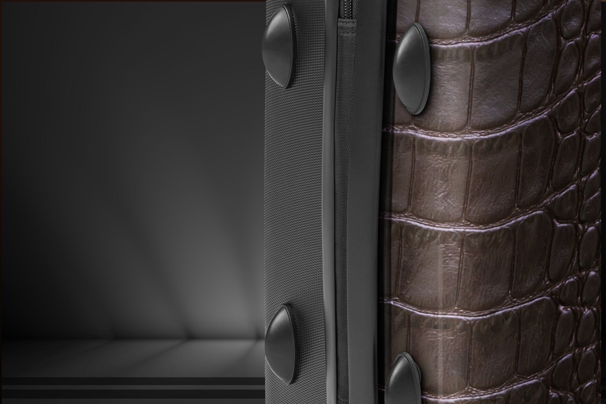 Detailansicht eines Hartschalenkoffers in luxuriöser brauner Krokoleder-Optik mit strukturierter Oberfläche und hochwertigen Materialdetails.