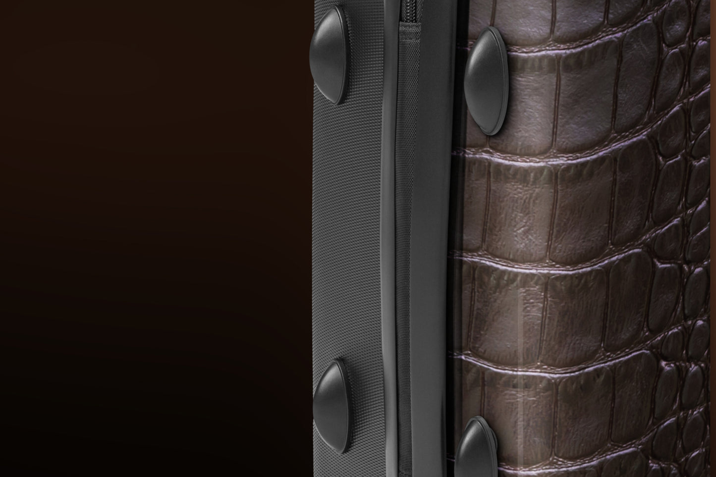 Detailansicht eines Hartschalenkoffers in luxuriöser brauner Krokoleder-Optik mit strukturierter Oberfläche und hochwertigen Materialdetails.