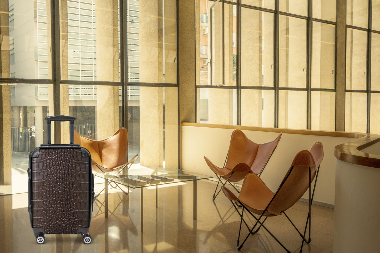 Hartschalenkoffer in luxuriöser brauner Krokoleder-Optik in einem stilvollen Hotelzimmer mit hochwertiger Reiseatmosphäre.