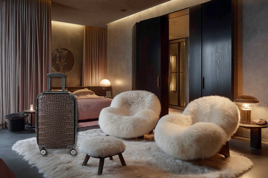 Hartschalenkoffer in luxuriöser brauner Krokoleder-Optik in einem eleganten Hotelzimmer mit hochwertiger Reiseatmosphäre und stilvollem Interieur.