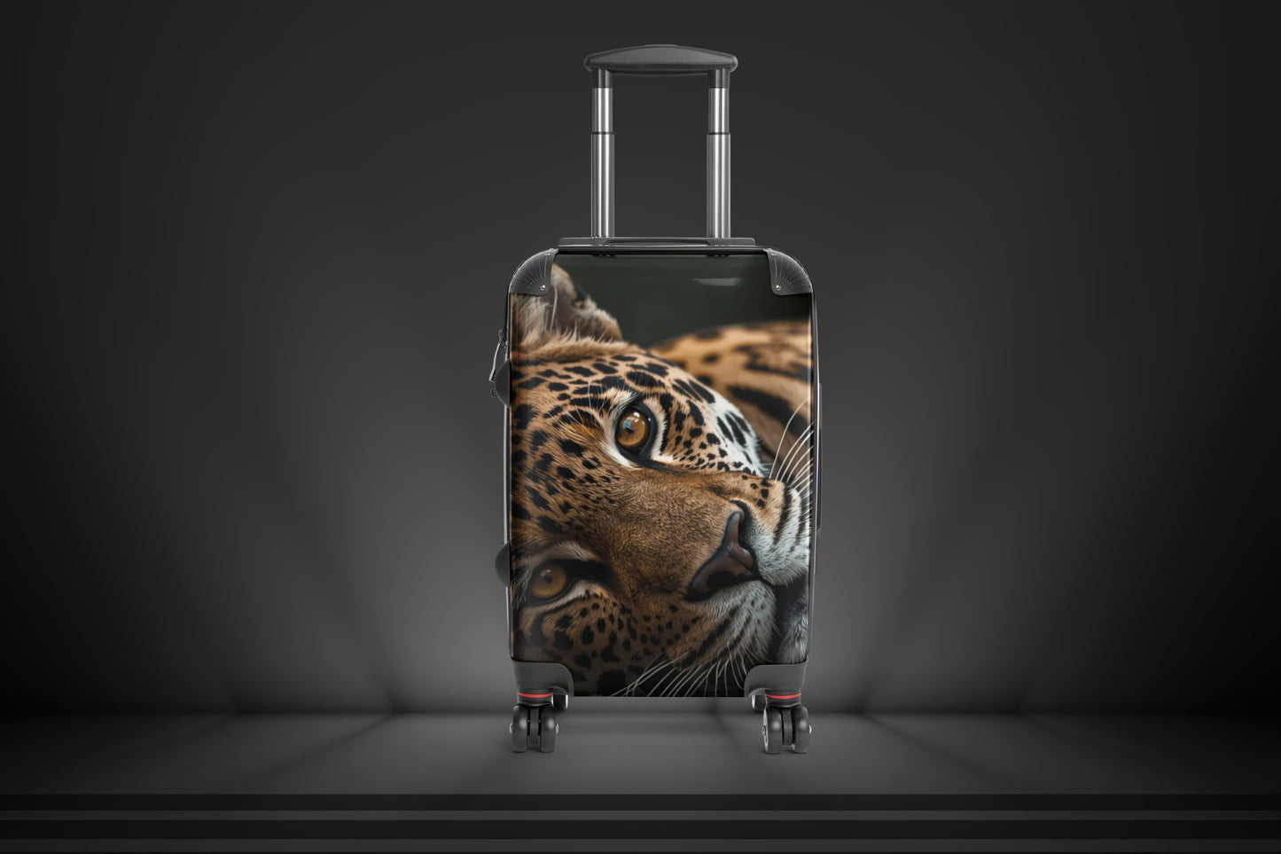 Hartschalenkoffer mit großflächigem Leopardenmotiv in Frontalansicht vor dunklem Hintergrund mit warmer Lichtstimmung und ausdrucksstarkem Blick.