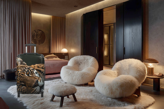 Hartschalenkoffer mit Leopardenmotiv in einem eleganten Hotelzimmer mit warmer Beleuchtung und hochwertigem Ambiente.