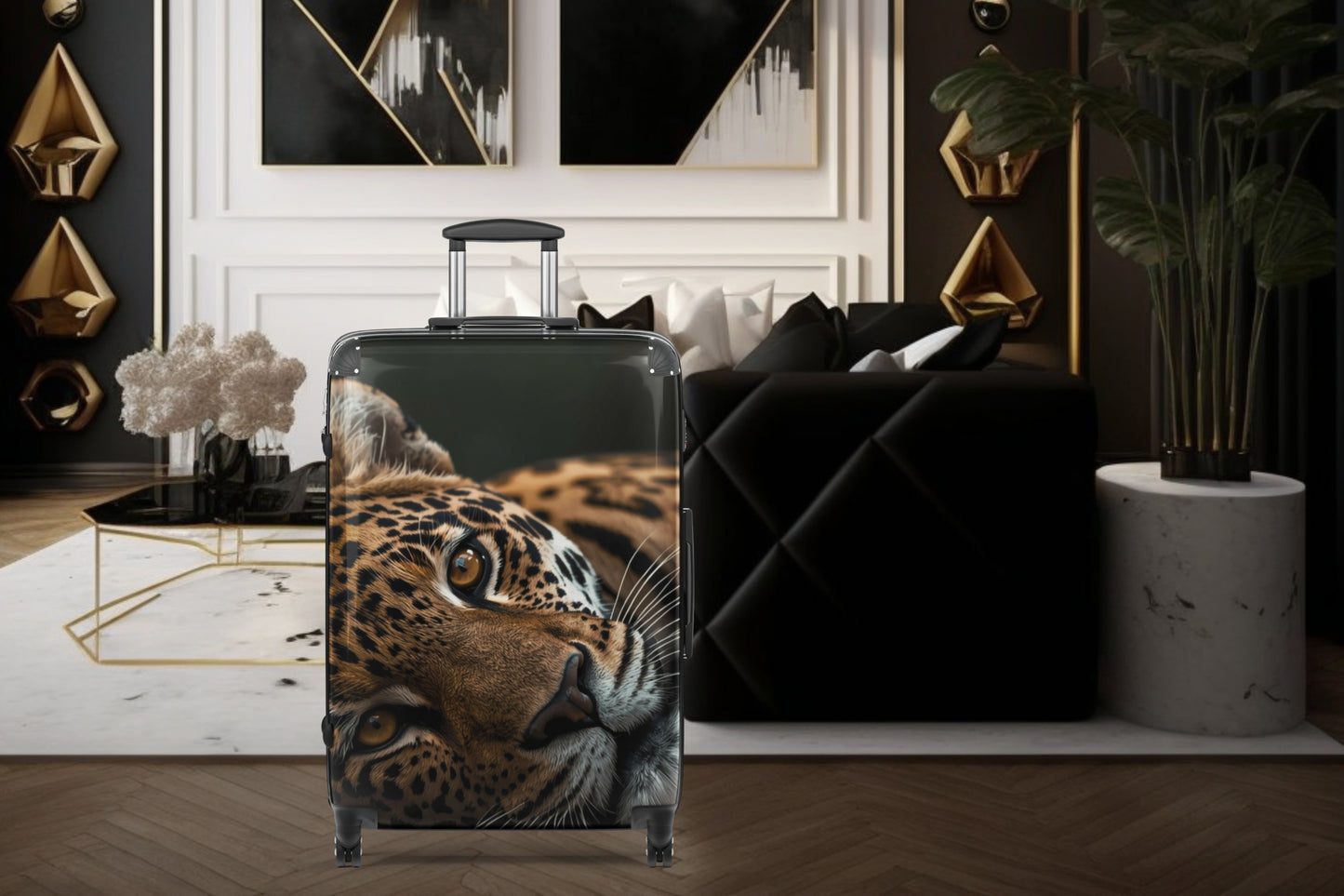 Hartschalenkoffer mit ausdrucksstarkem Leopardenmotiv in einem luxuriösen Wohnambiente mit dunklen Möbeln, goldenen Akzenten und eleganter Einrichtung. Der intensive Blick des Leoparden verleiht dem Reisekoffer eine kraftvolle und stilvolle Ausstrahlung.