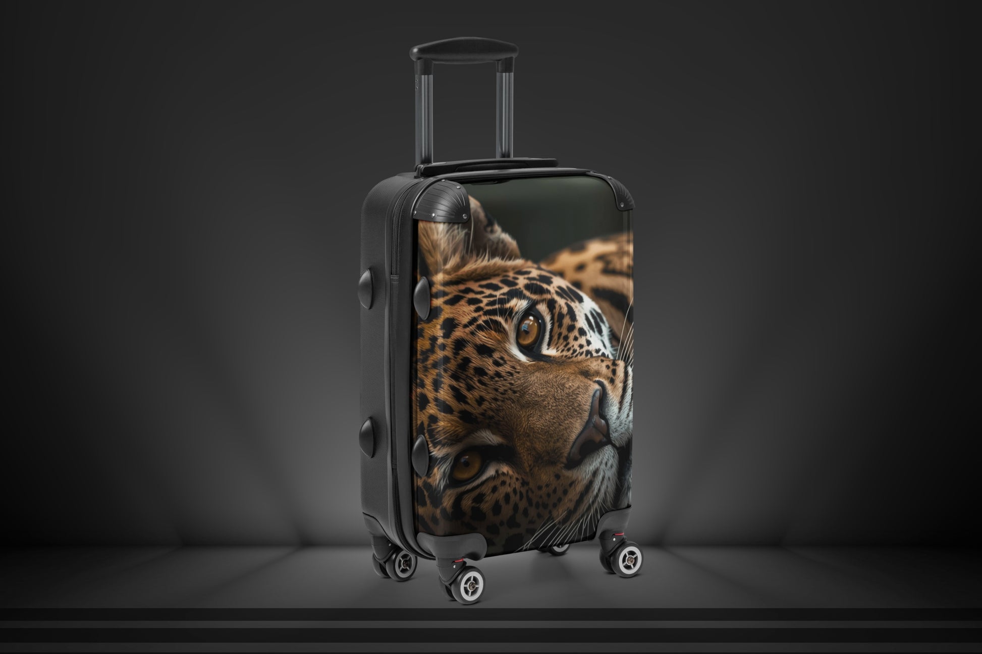 Hartschalenkoffer mit Leopardenmotiv in schräger Perspektive vor dunklem Hintergrund mit warmen Farbtönen und eindrucksvoller Tiefenwirkung.