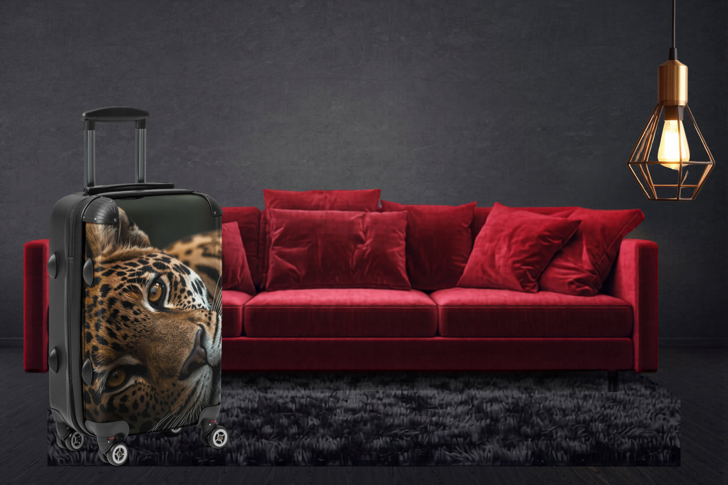 Rechte Seitenansicht eines Hartschalenkoffers mit ausdrucksstarkem Leopardenmotiv. Die Aufnahme zeigt die robuste Hartschale, die leichtgängigen 360°-Rollen und die hochwertige Verarbeitung vor einer stilvollen Interior-Kulisse mit rotem Sofa und warmem Licht.