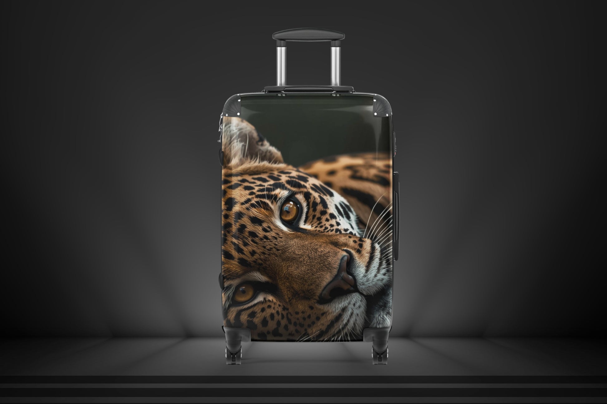 Hartschalenkoffer mit großflächigem Leopardenmotiv vor dunklem Hintergrund mit gezielter Lichtinszenierung und intensiver Bildwirkung.