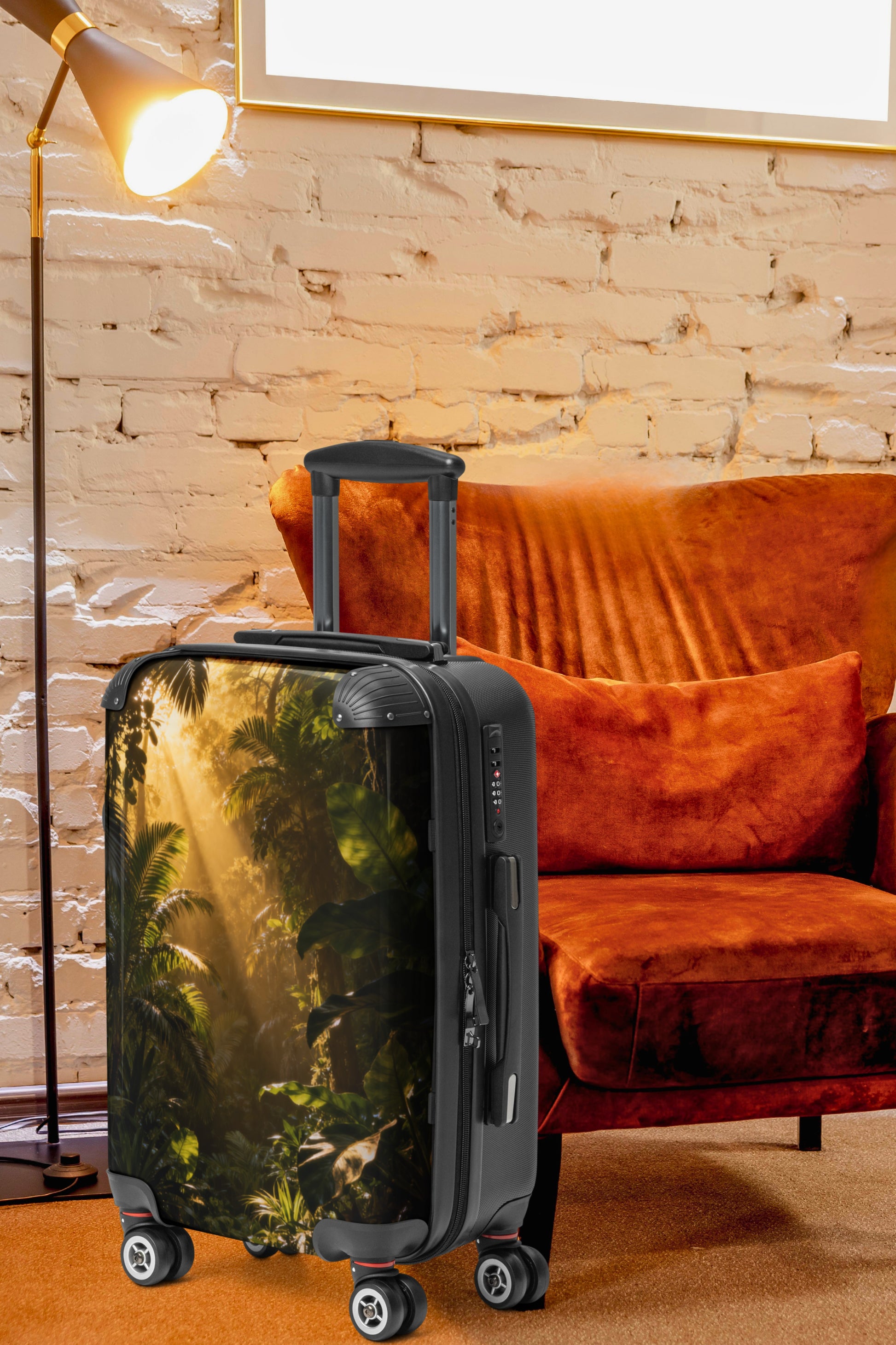 Hartschalenkoffer mit tropischem Regenwaldmotiv und goldenen Lichtstrahlen in einer stilvollen Lounge mit warmem Licht, Ziegelwand und gemütlichem Sessel.