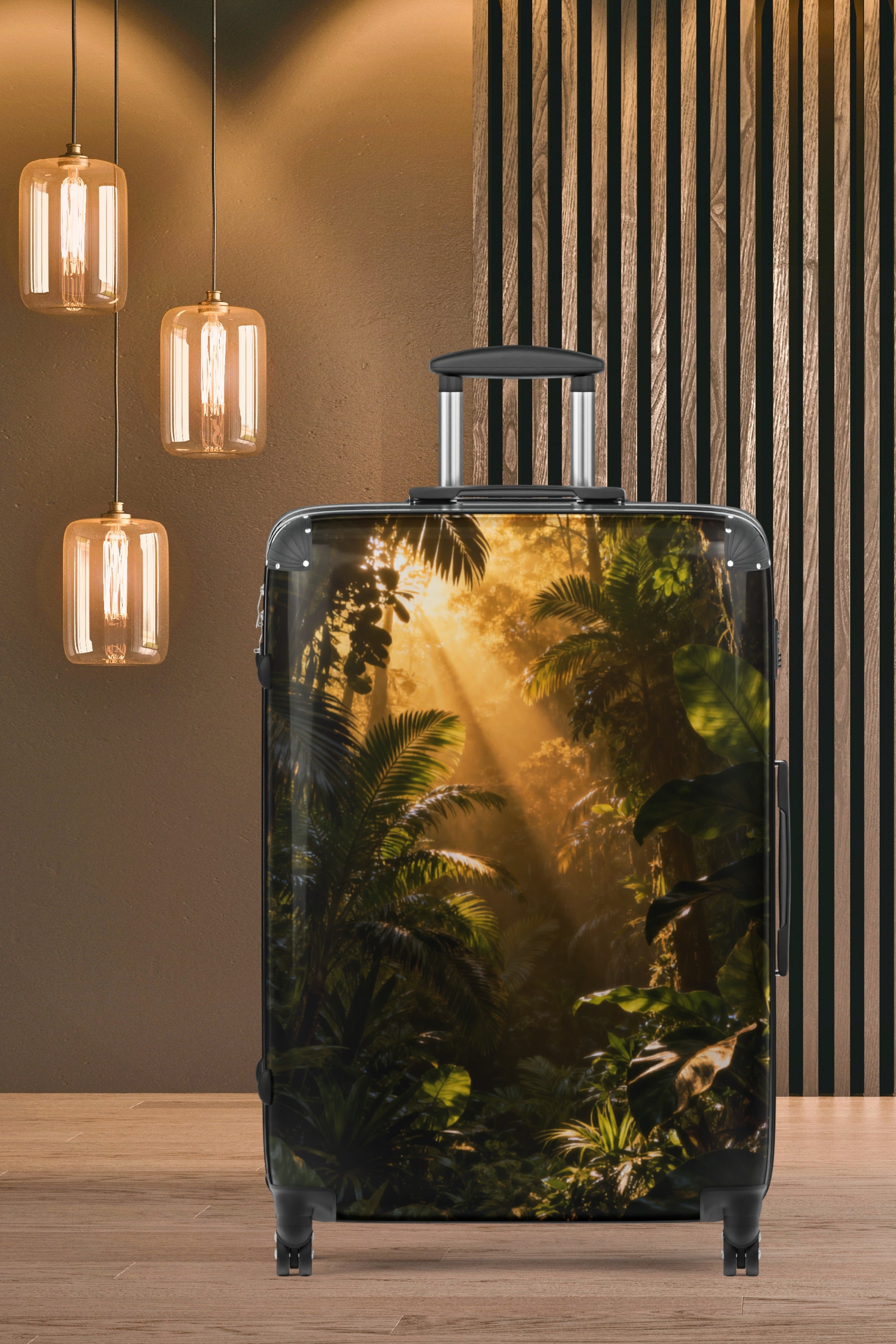 Hartschalenkoffer mit tropischem Regenwaldmotiv und goldenen Lichtstrahlen vor einer stilvollen Innenraumkulisse mit warmem Licht, dekorativen Pendelleuchten und eleganter Wandgestaltung.