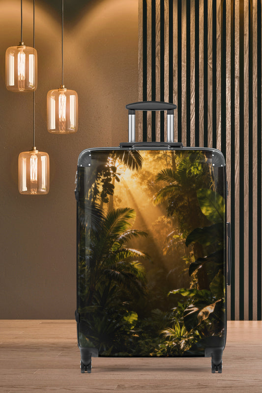 Hartschalenkoffer mit tropischem Regenwaldmotiv und goldenen Lichtstrahlen vor einer stilvollen Innenraumkulisse mit warmem Licht, dekorativen Pendelleuchten und eleganter Wandgestaltung.