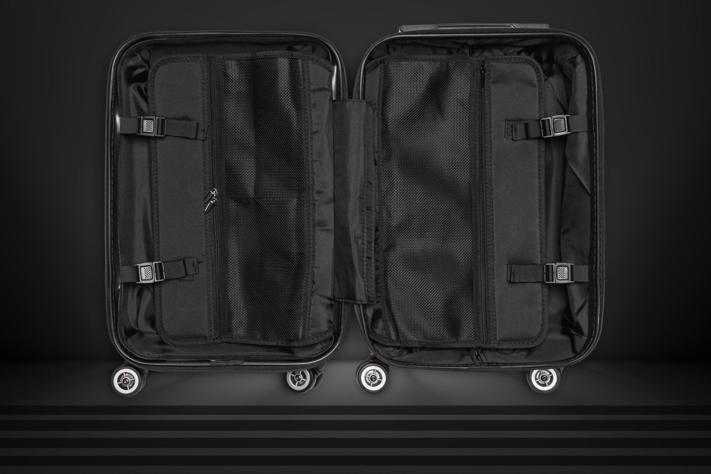 Geöffneter Hartschalenkoffer in schwarzer Marmoroptik mit geräumigem Innenfach, Trennfächern und integrierten Packgurten