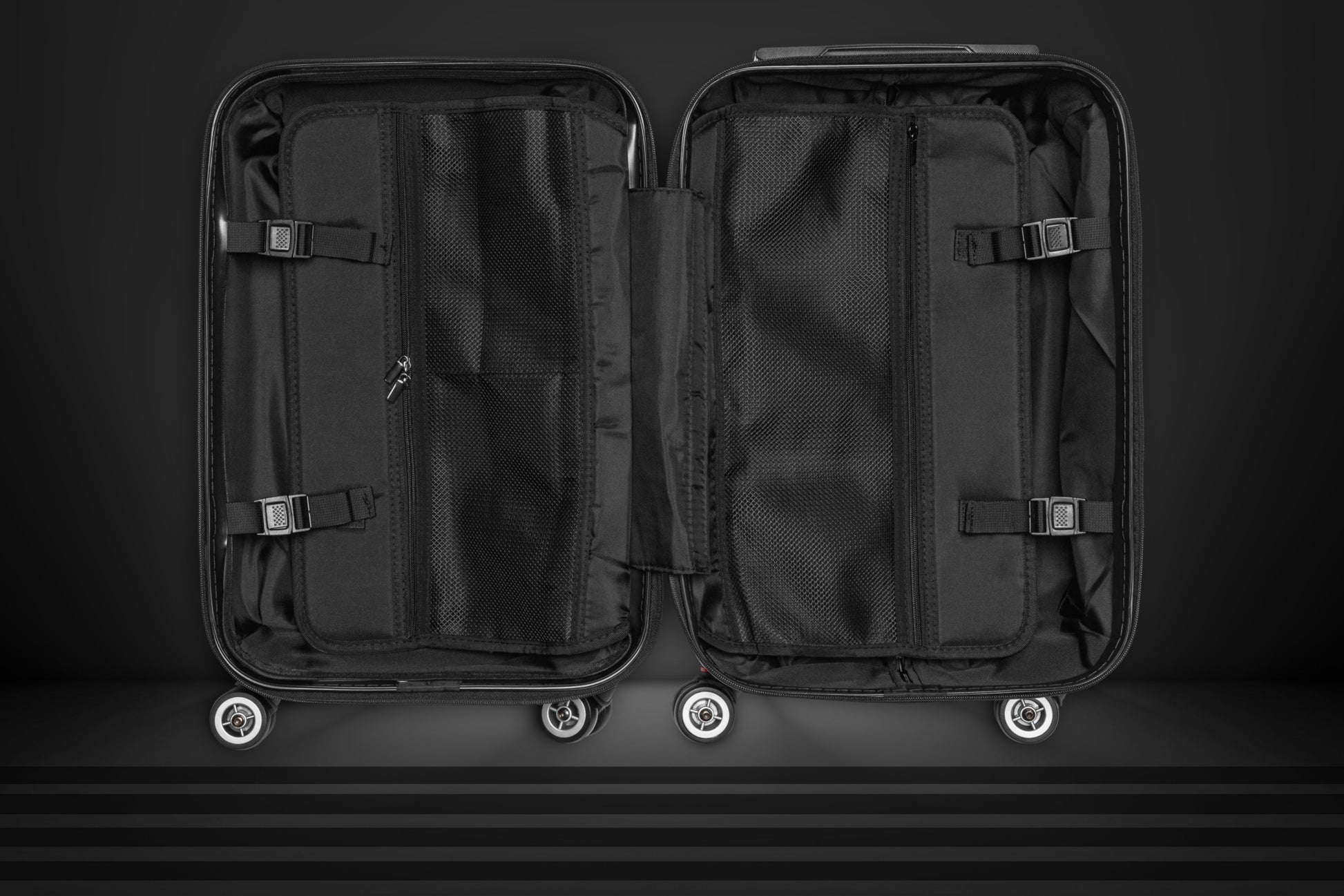 Geöffneter Hartschalenkoffer in schwarzer Marmoroptik mit geräumigem Innenfach, Trennfächern und integrierten Packgurten
