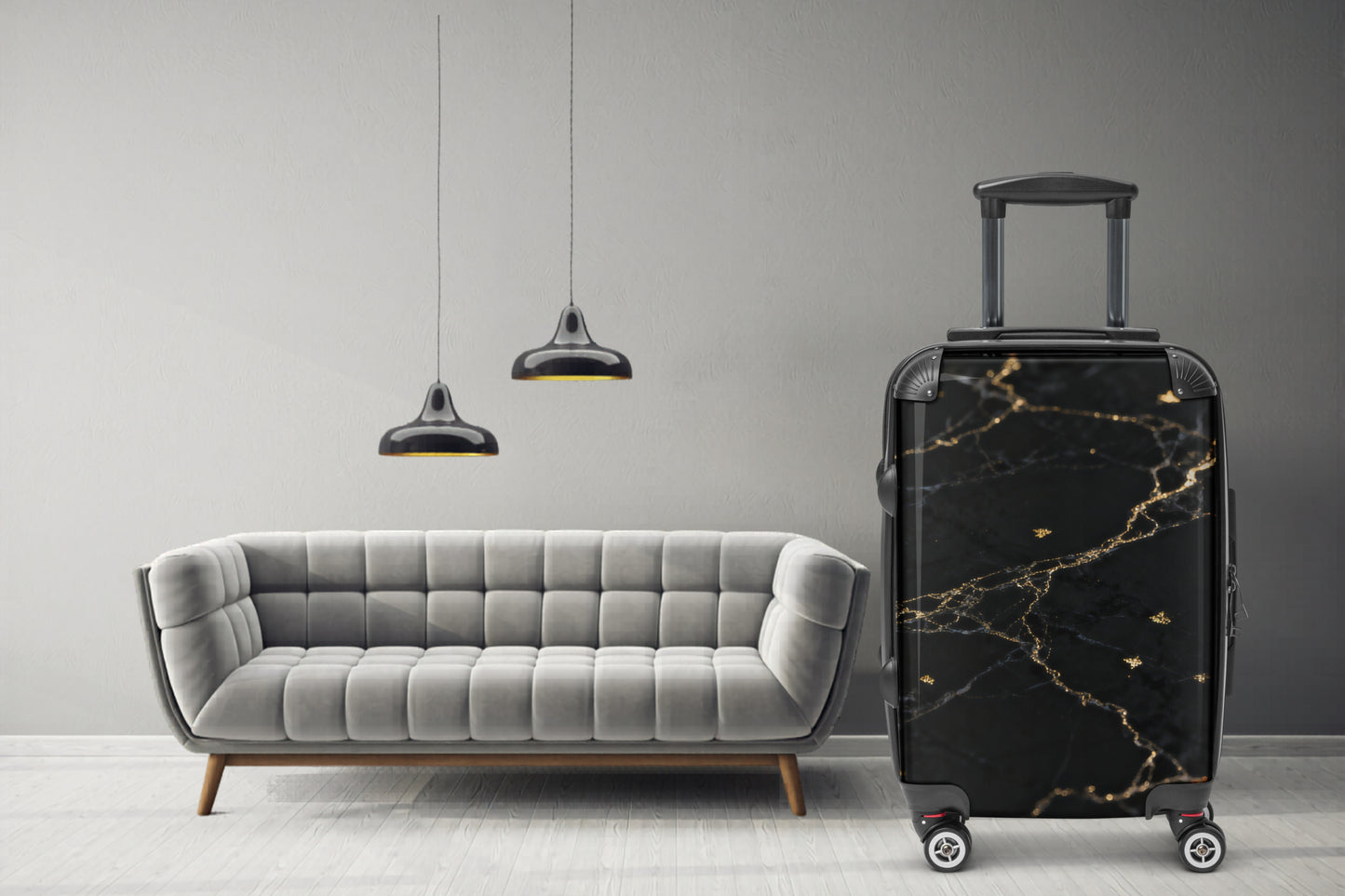 Hartschalenkoffer in schwarzer Marmoroptik mit goldenen Adern in einem stilvollen Wohnambiente mit Sofa und Pendelleuchten. Die elegante Steinstruktur und die feinen Goldadern verleihen dem Reisekoffer eine luxuriöse und moderne Ausstrahlung.