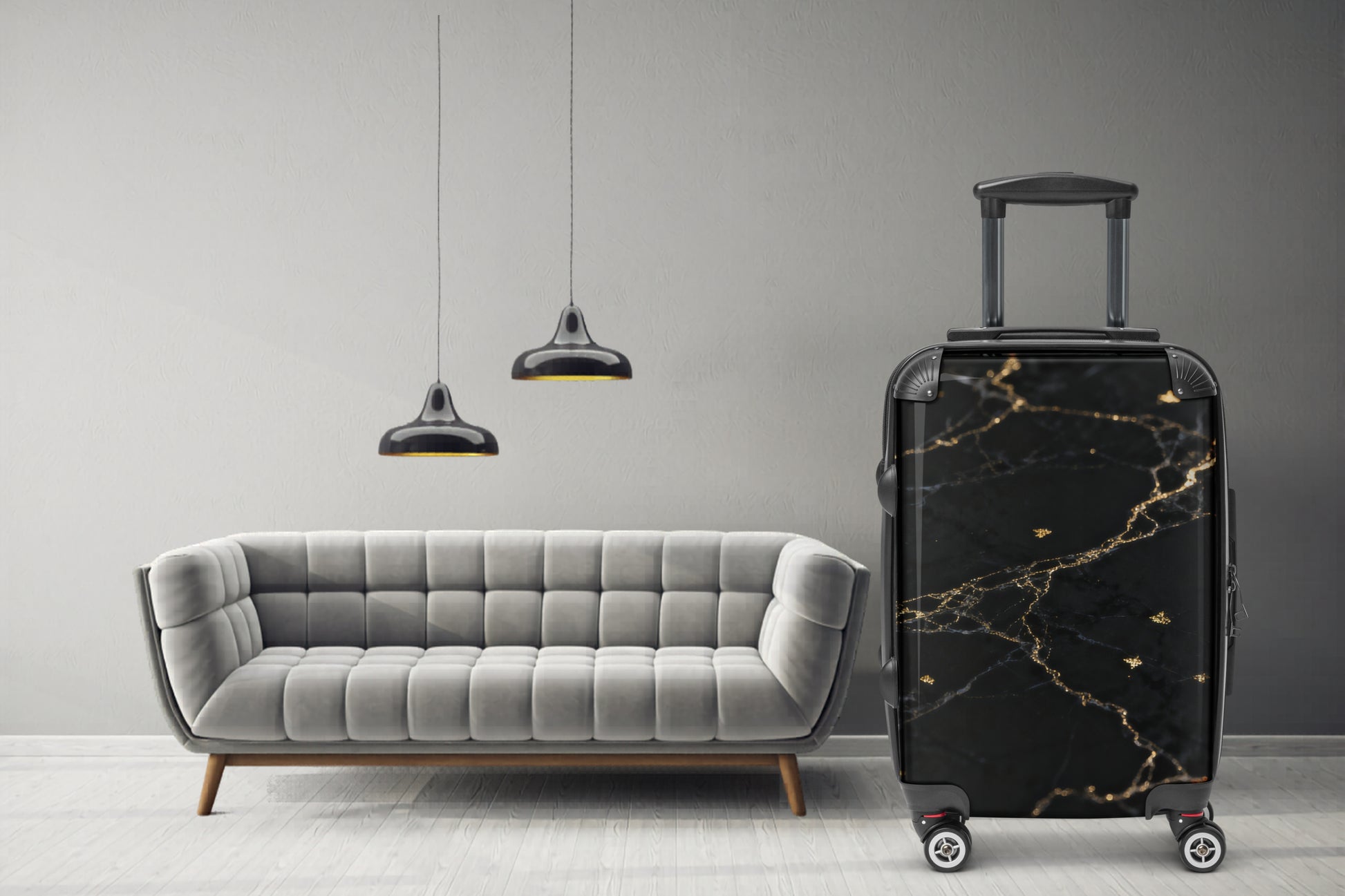 Hartschalenkoffer in schwarzer Marmoroptik mit goldenen Adern in einem stilvollen Wohnambiente mit Sofa und Pendelleuchten. Die elegante Steinstruktur und die feinen Goldadern verleihen dem Reisekoffer eine luxuriöse und moderne Ausstrahlung.