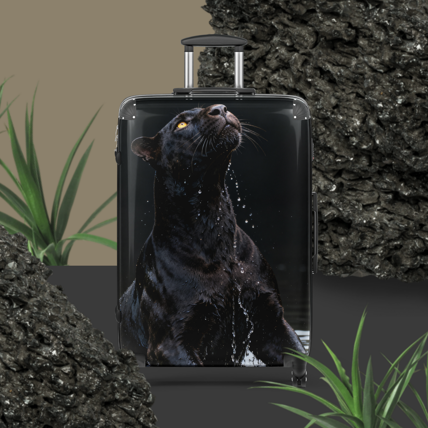 Hartschalenkoffer mit schwarzem Panther im Wasser vor dekorativer Steinstruktur und grünen Pflanzen. Die dunkle Gestaltung betont die leuchtenden Augen und die kraftvolle Ausstrahlung des Motivs.