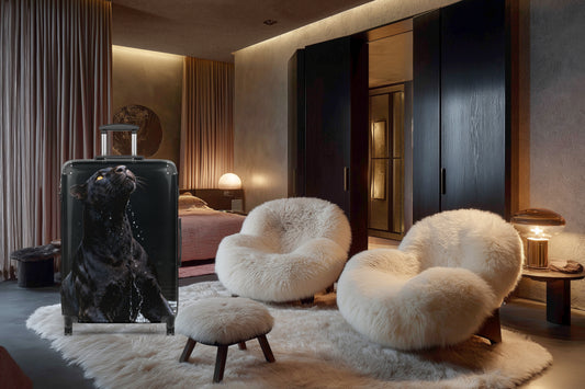 Hartschalenkoffer mit schwarzem Panther im Wasser in einer stilvollen Hotel-Suite mit warmem Licht, dunklen Möbeln und luxuriösem Ambiente.