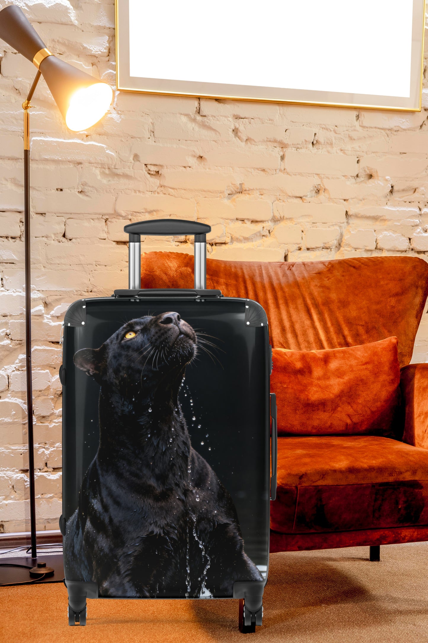 Hartschalenkoffer Medium mit schwarzem Panther im Wasser vor einer hellen Backsteinwand und einem orangefarbenen Sessel. Das ausdrucksstarke Panthermotiv mit leuchtenden Augen setzt einen eleganten und markanten Akzent im Wohnraum.