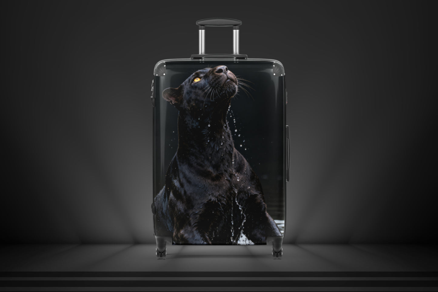 Hartschalenkoffer mit schwarzem Panther im Wasser auf einer dunklen Studiofläche mit gezielter Lichtinszenierung. Das Motiv betont die kraftvolle Ausstrahlung des Panthers und die elegante Wirkung des Koffers.