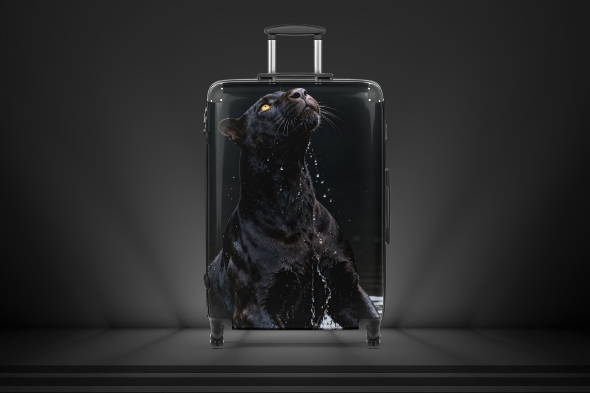 Hartschalenkoffer mit schwarzem Panther im Wasser auf einer dunklen Studiofläche mit gezielter Lichtinszenierung. Das Motiv betont die kraftvolle Ausstrahlung des Panthers und die elegante Wirkung des Koffers.
