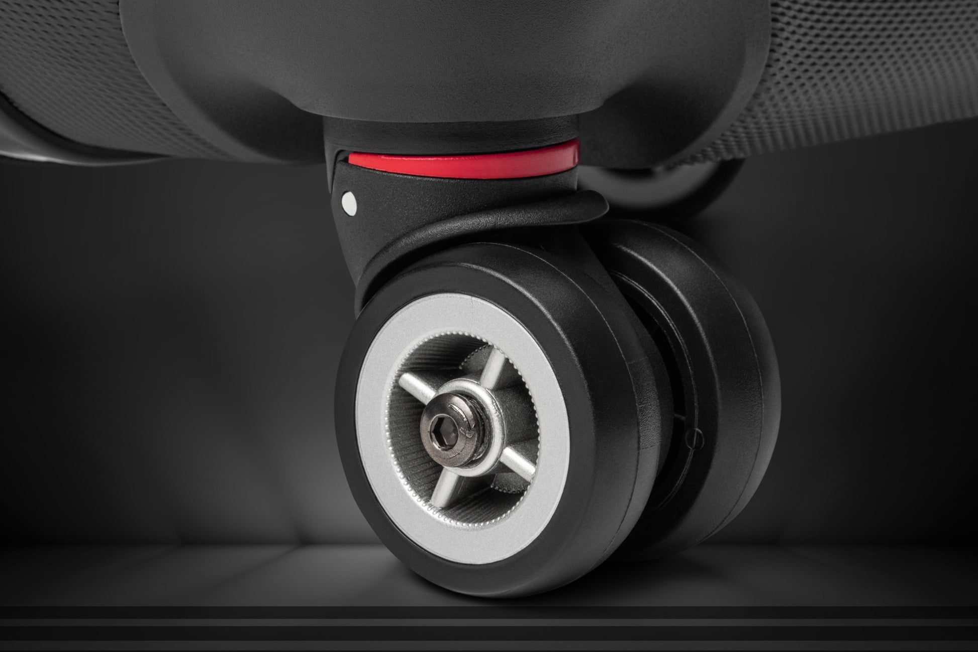 Detailansicht einer leichtgängigen 360°-Rolle des Hartschalenkoffers mit tropischem Dschungelmotiv. Die robuste Rollenkonstruktion sorgt für komfortables und flexibles Reisen auf unterschiedlichen Untergründen.