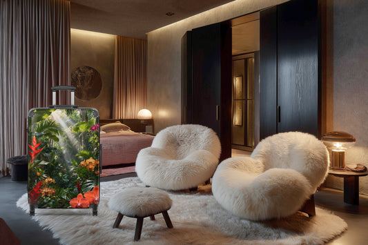 Hartschalenkoffer mit tropischem Dschungelmotiv, exotischen Blüten und üppigem Blattwerk in einem stilvollen Hotelzimmer mit warmem Licht und hochwertigem Ambiente. Die farbenreiche Regenwaldszene verleiht dem Koffer eine elegante und fernwehvolle Ausstrahlung.