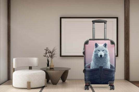 Hartschalenkoffer mit Motiv eines weißen Wolfs in einem Boot vor einer sanften Rosa-Blau-Kulisse. Die atmosphärische Szene verbindet Ruhe, Weite und Naturverbundenheit und wird in einem stilvollen Wohnambiente präsentiert.
