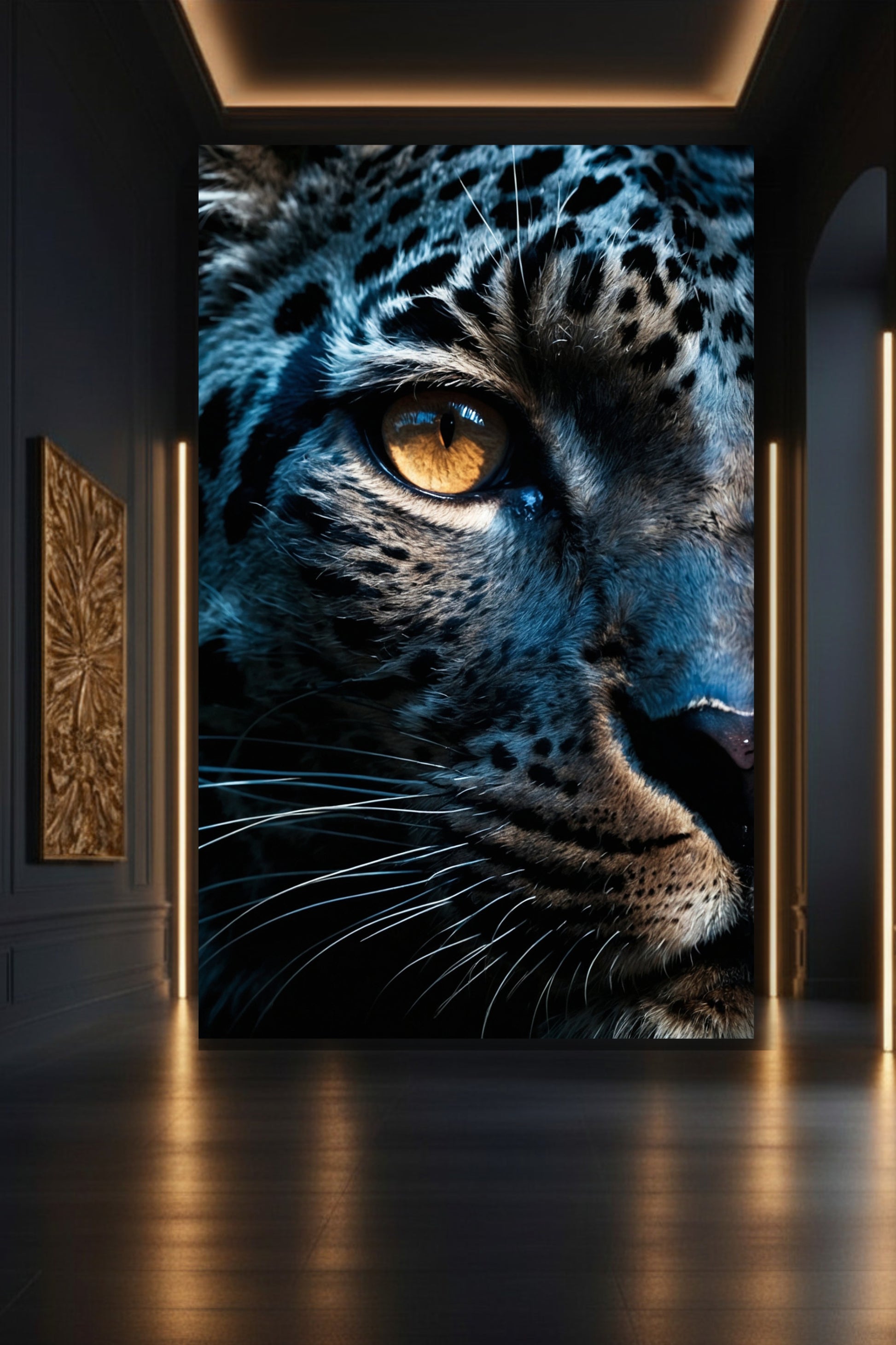 Leinwand 32x48 Zoll mit Jaguar Close-up in moderner Galerie, akzentuiert durch warme Lichtführung – ausdrucksstarke Tierdarstellung mit ruhiger Präsenz