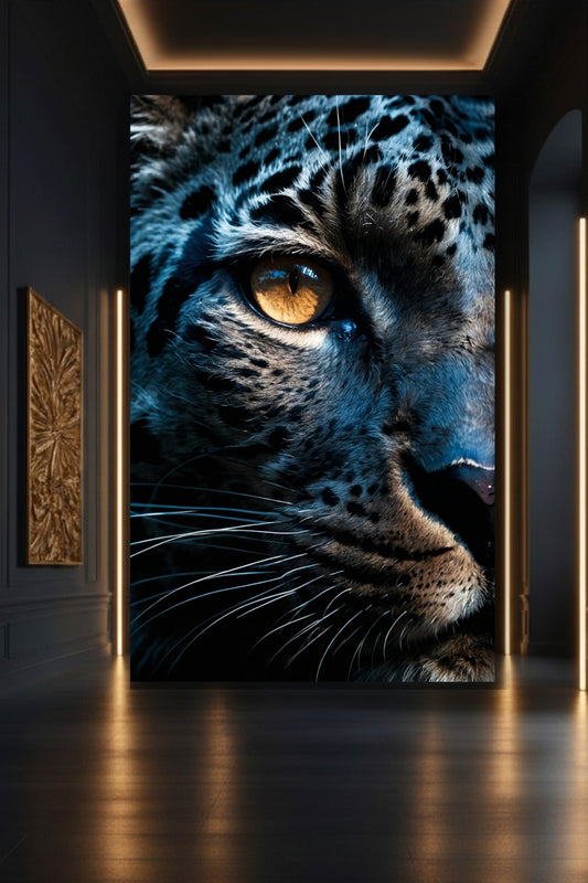 Leinwand 32x48 Zoll mit Jaguar Close-up in moderner Galerie, akzentuiert durch warme Lichtführung – ausdrucksstarke Tierdarstellung mit ruhiger Präsenz