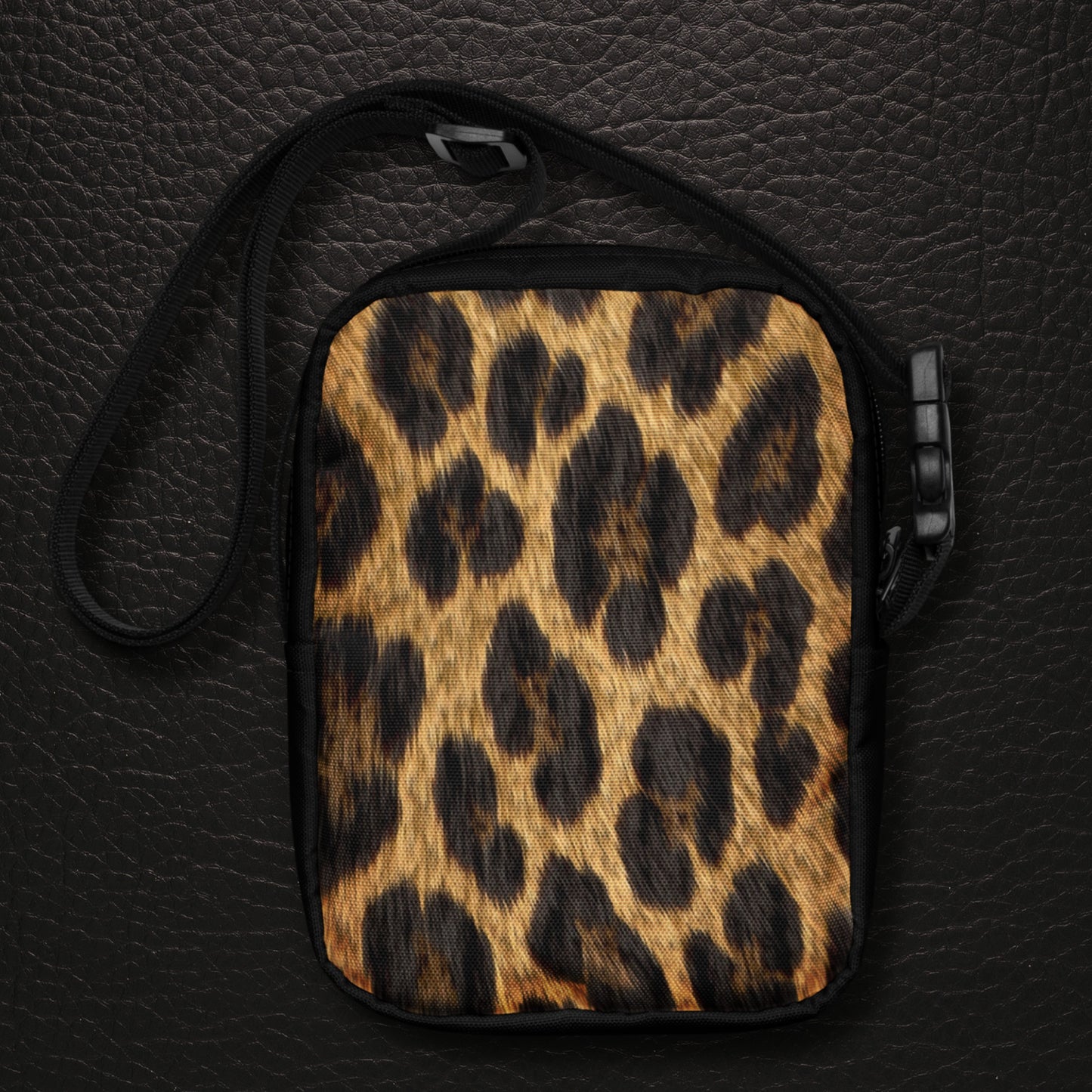 Jaguar Crossbody Bag Rückseite, vollflächiger Jaguarfell-Print, geschlossene Oberfläche, ausdrucksstarke Struktur