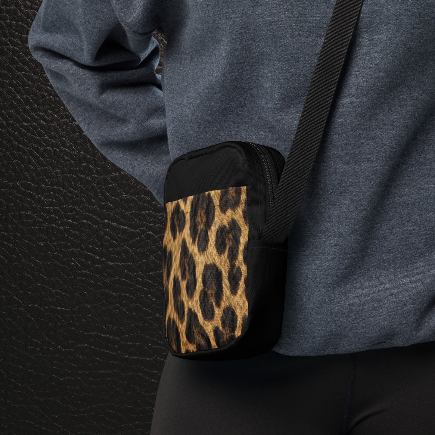 Crossbody Bag mit Jaguarfell-Muster, seitliche Ansicht, getragen über die Schulter, kompakte Form, schwarze Seiten
