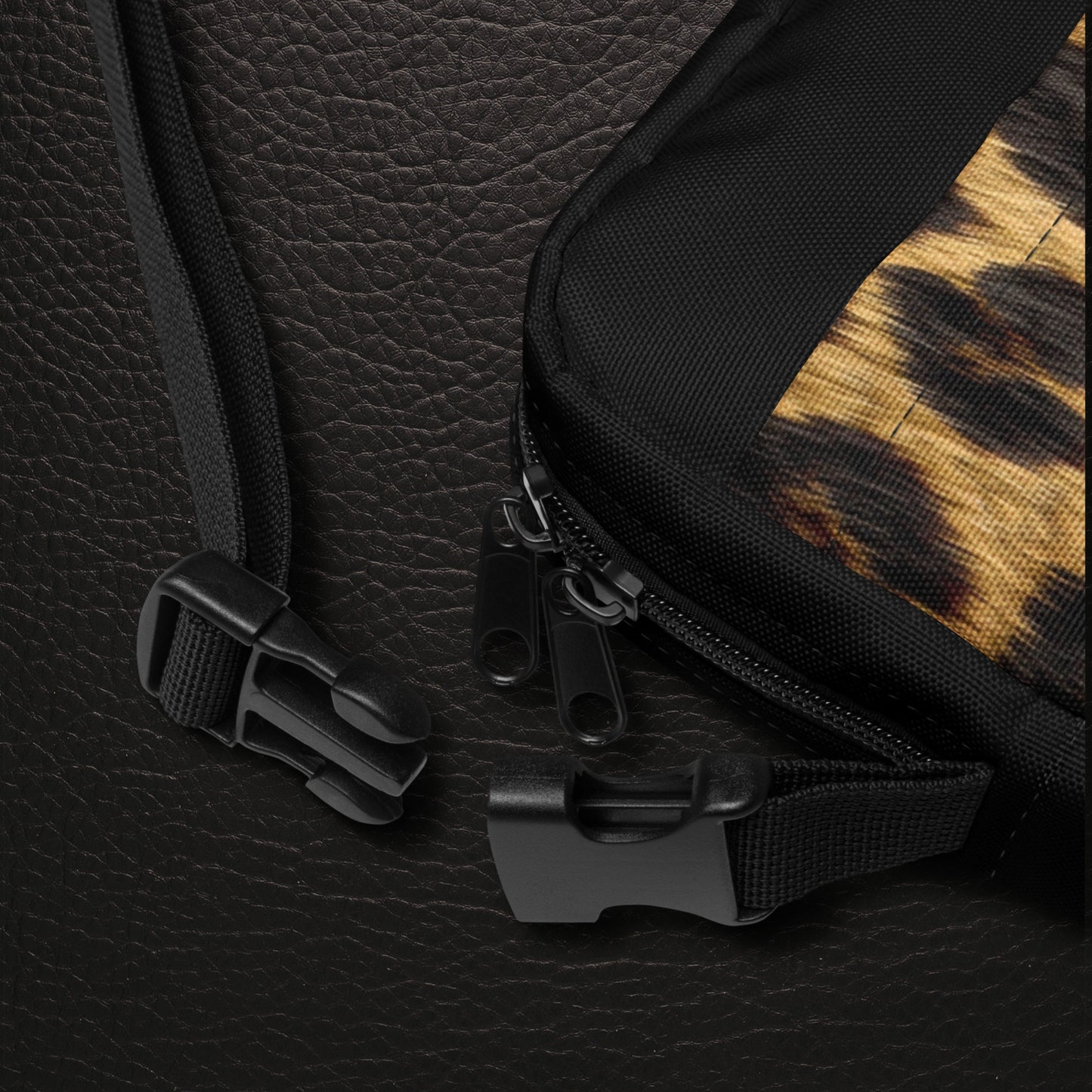 Jaguar Crossbody Bag, Ansicht des Verschlusses, kompakte Form, Jaguarfell-Print, moderne Alltagstasche