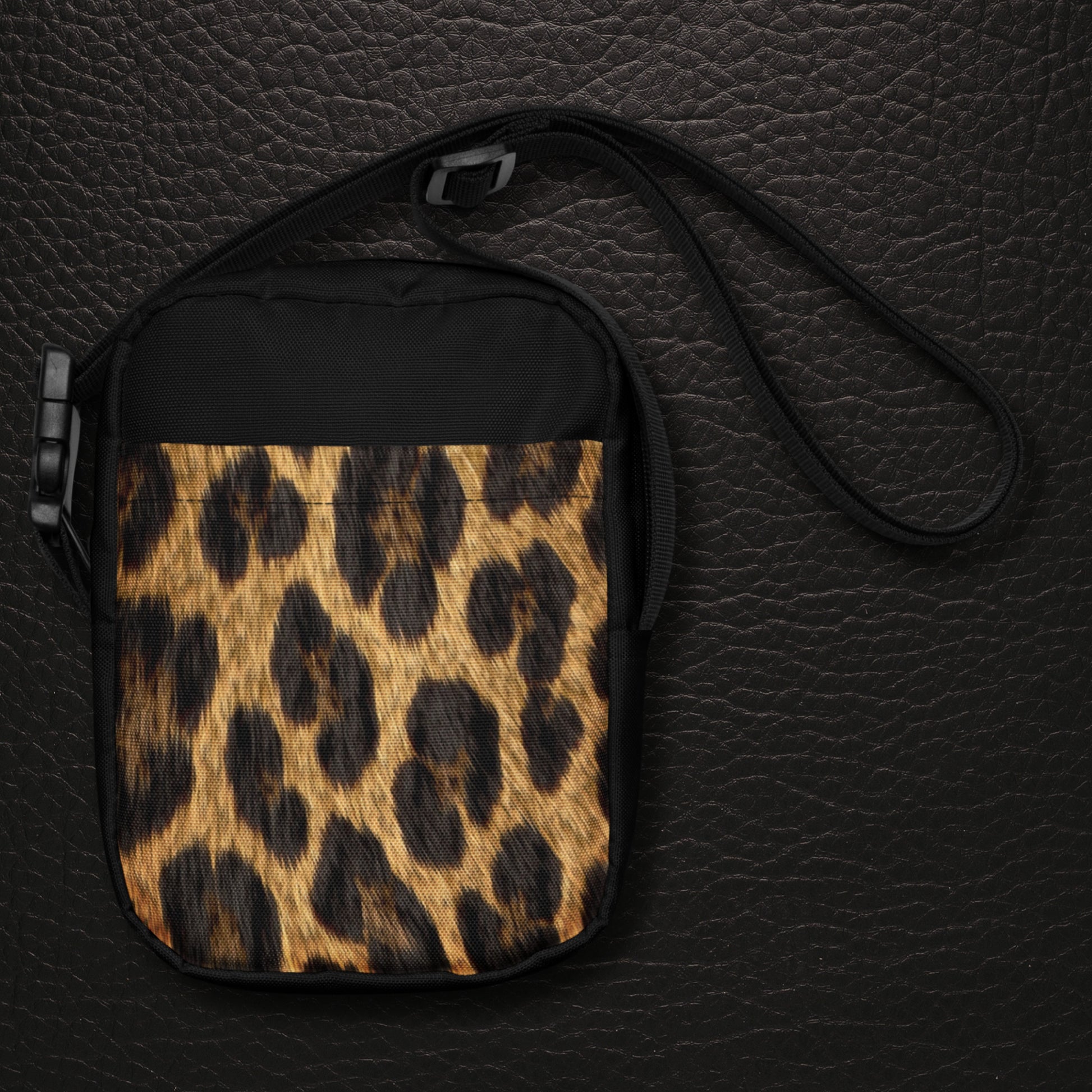 Jaguar Crossbody Bag Vorderseite, kompakte Form, Jaguarfell-Print, mit funktionalem Fach, urbane Fashion-Ästhetik