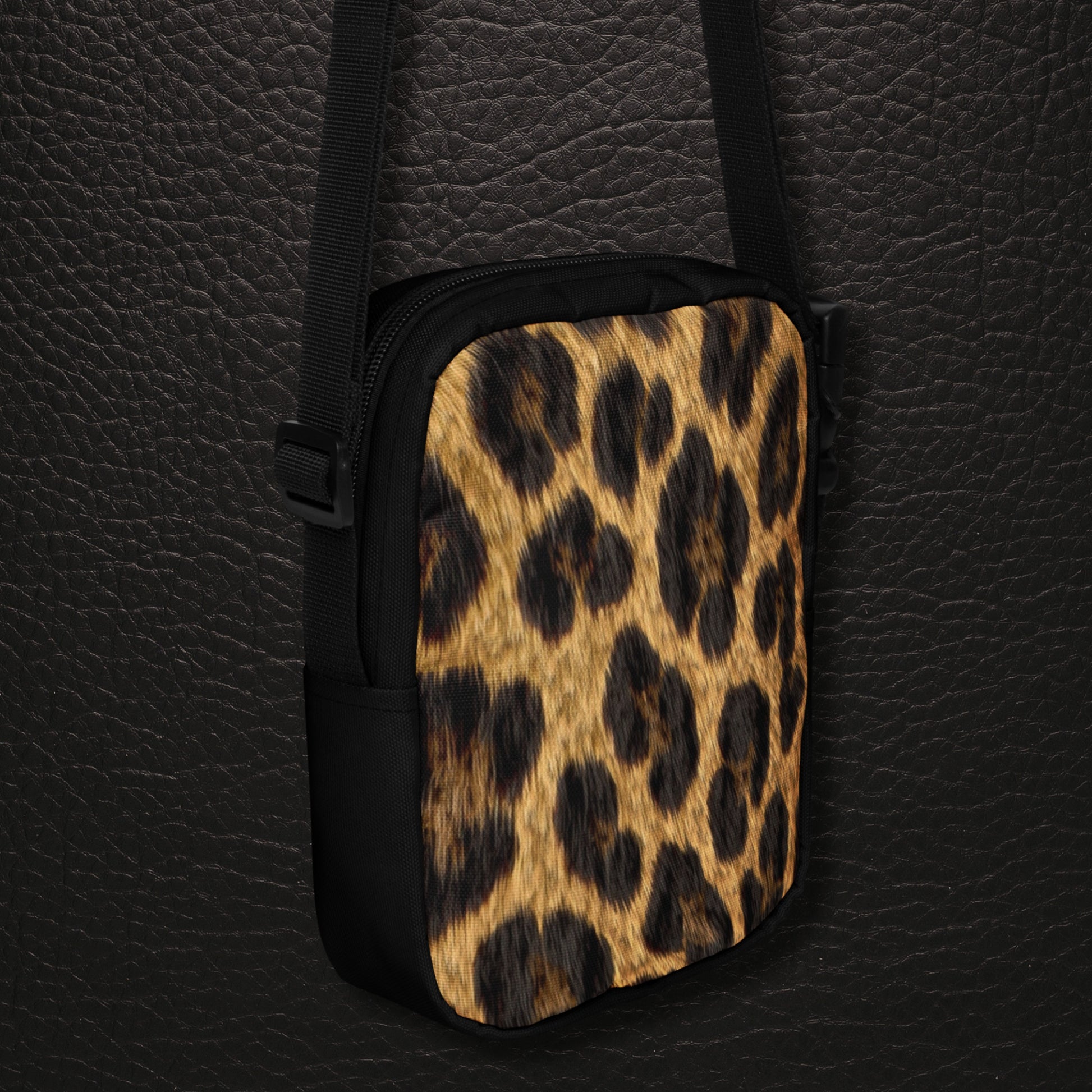 Seitenansicht der Jaguar Crossbody Bag mit vollflächiger Printansicht hinten, kontrastreiche Fellzeichnung, kompakte, moderne Form