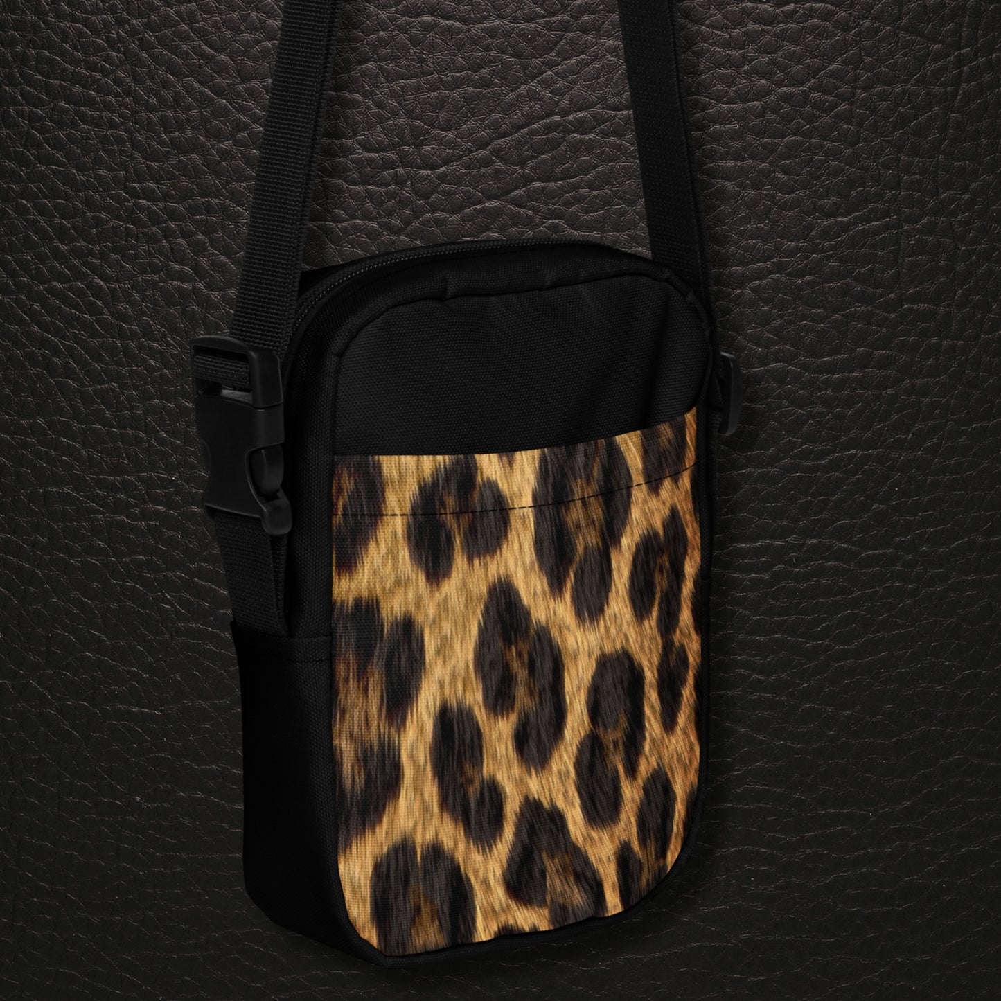 Seitenansicht mit Vorderansicht der Tasche der Jaguar Crossbody Bag, kontrastreiche Fellzeichnung, kompakte, moderne Form