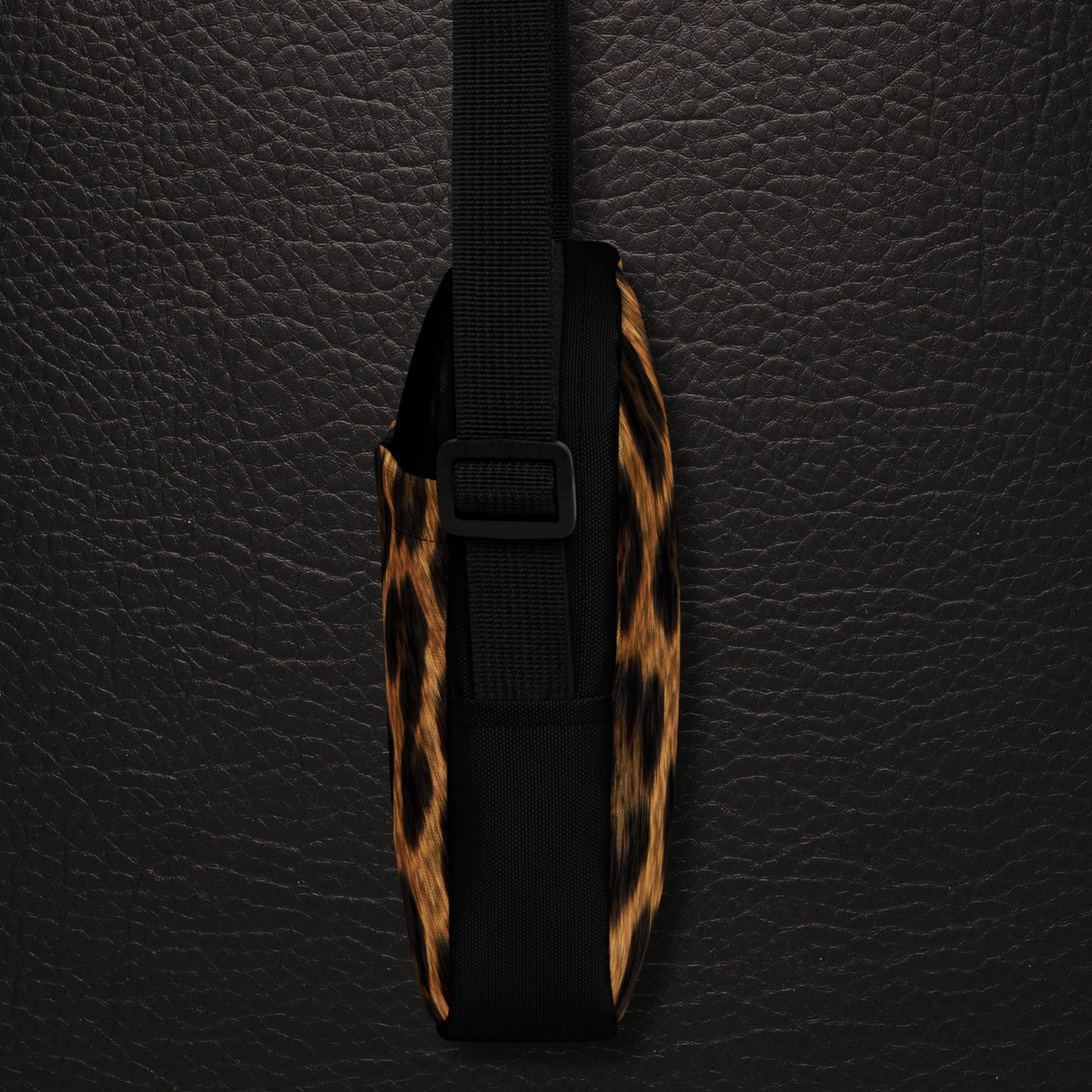 Obere Ansicht der Jaguar Crossbody Bag, verstellbarer Riemen, funktionale Taschen, Jaguarfell-Muster