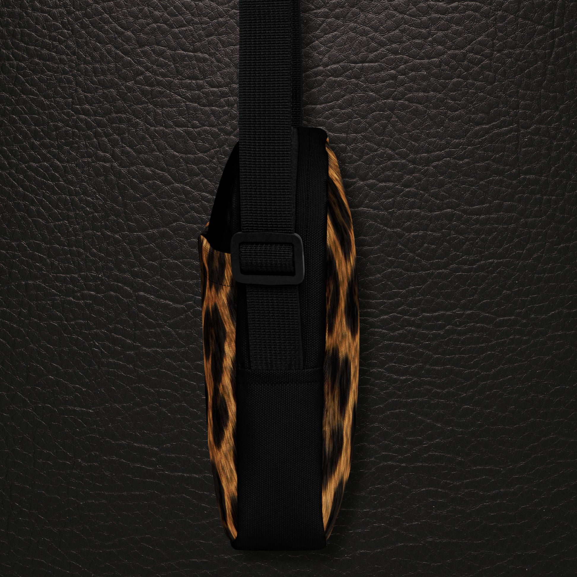 Obere Ansicht der Jaguar Crossbody Bag, verstellbarer Riemen, funktionale Taschen, Jaguarfell-Muster
