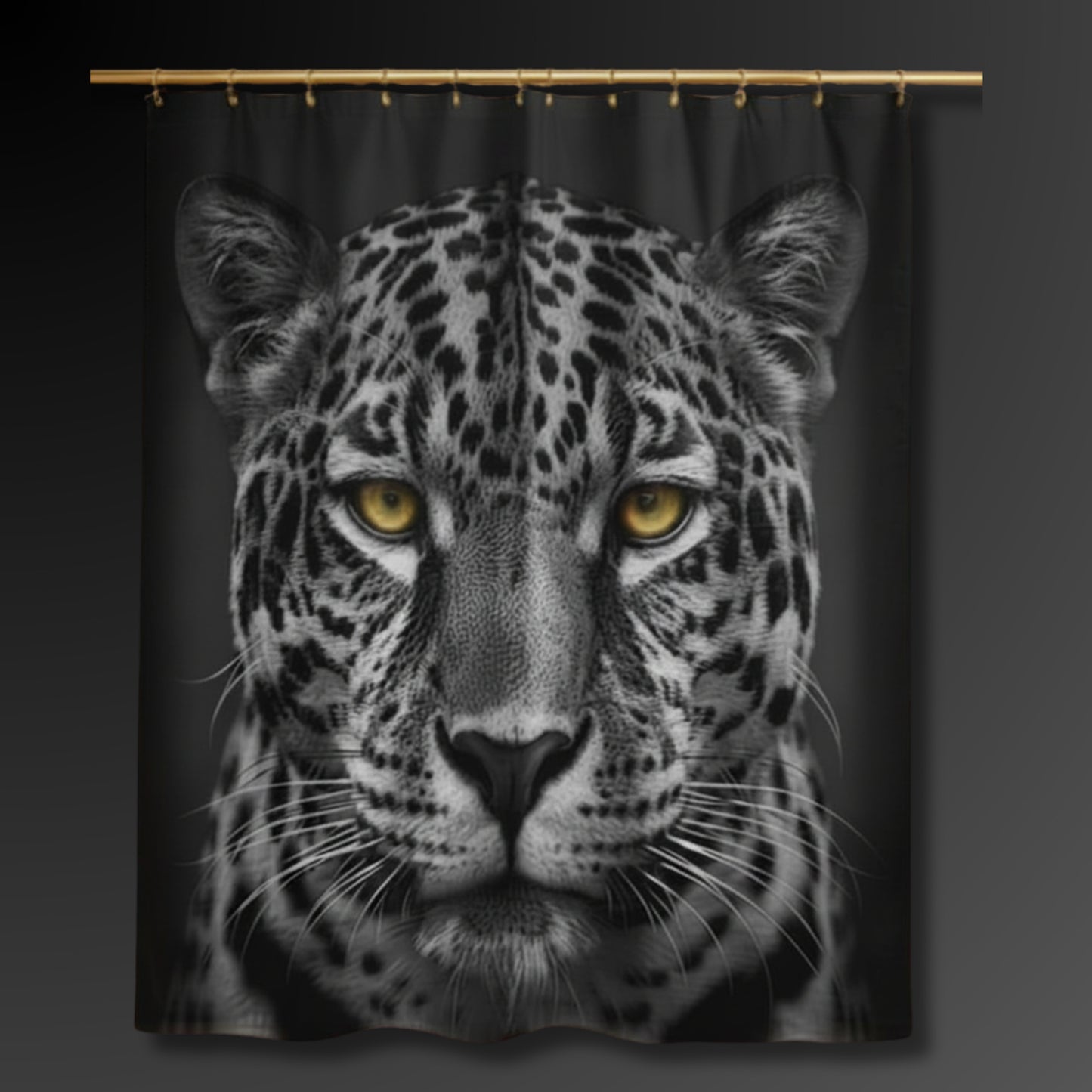 Schwarzer Duschvorhang mit frontalem Jaguar-Motiv, goldenen Augen und kontrastreicher Fellzeichnung vor dunklem Hintergrund.