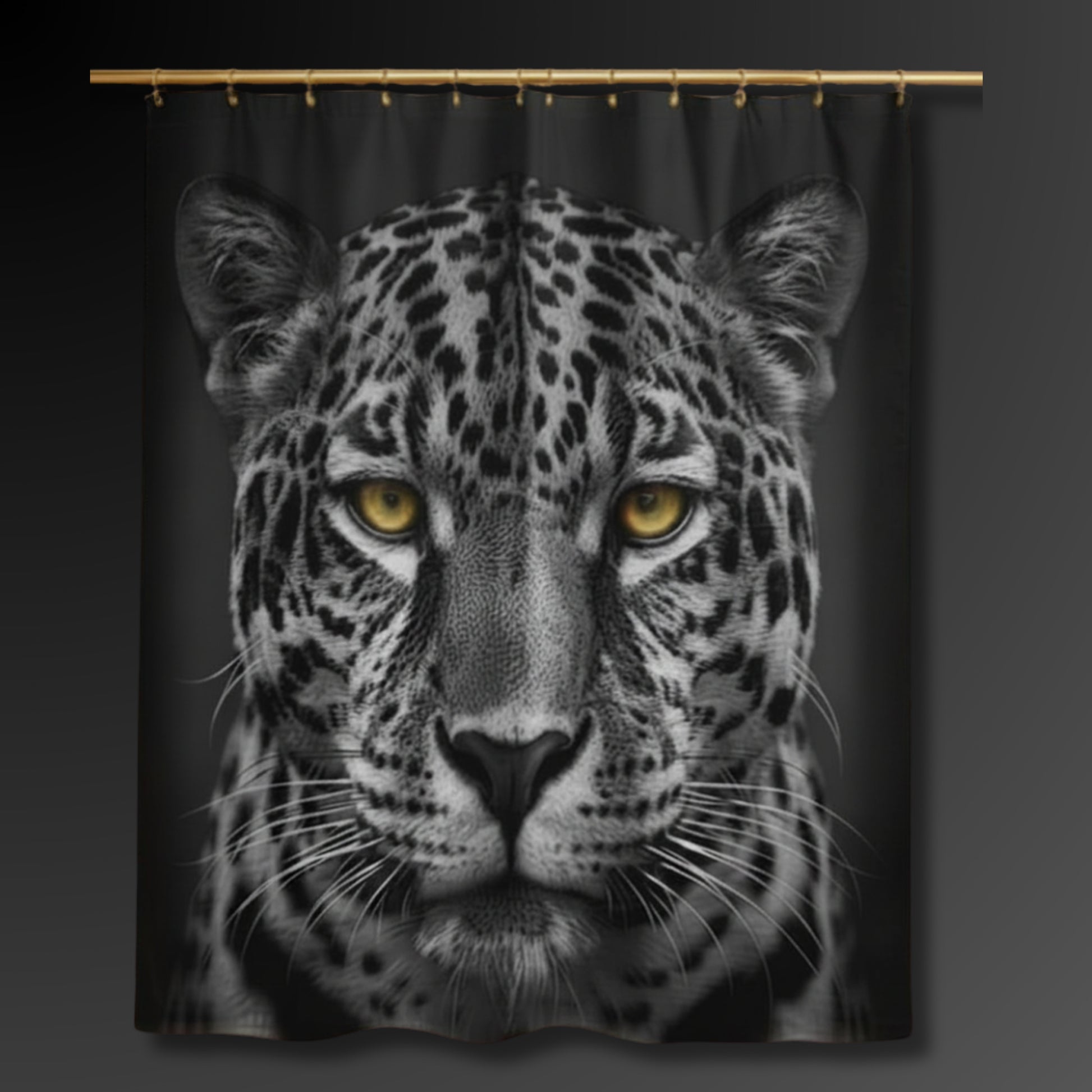 Schwarzer Duschvorhang mit frontalem Jaguar-Motiv, goldenen Augen und kontrastreicher Fellzeichnung vor dunklem Hintergrund.