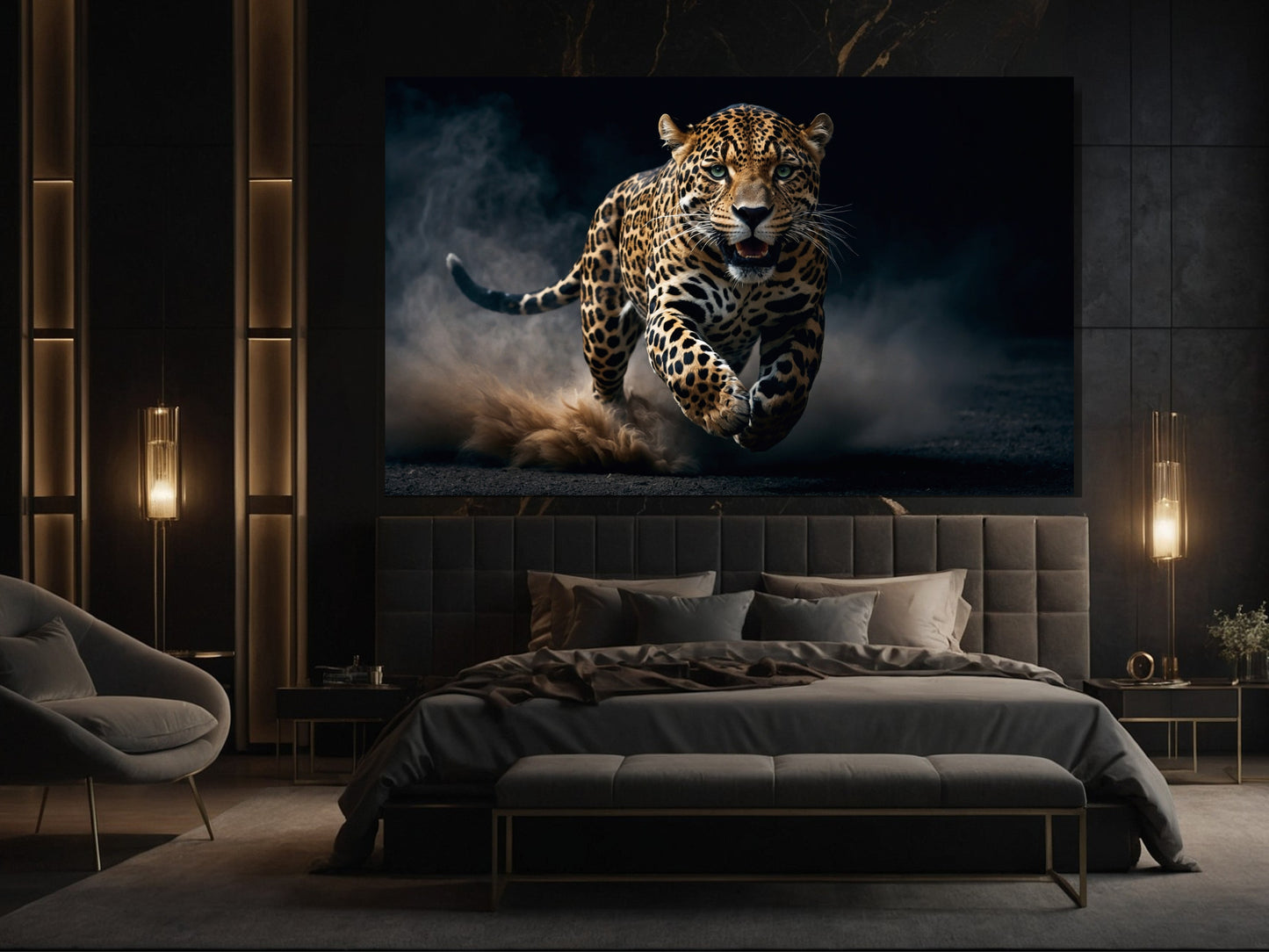 Jaguar Wandbild Poster im Querformat über einem Bett in einem eleganten Schlafzimmer mit ruhiger Atmosphäre und warmer Lichtstimmung, ausdrucksstarke Tierdarstellung