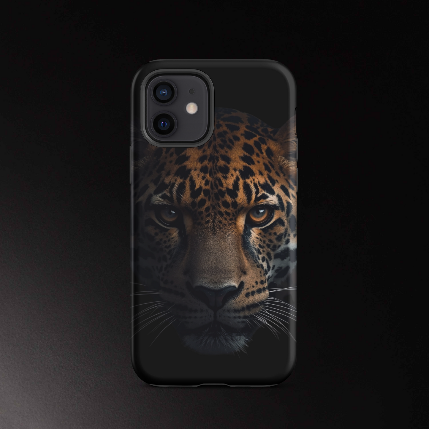 Jaguar Handyhülle für iPhone 12 mit dunklem Design und intensivem Blick
