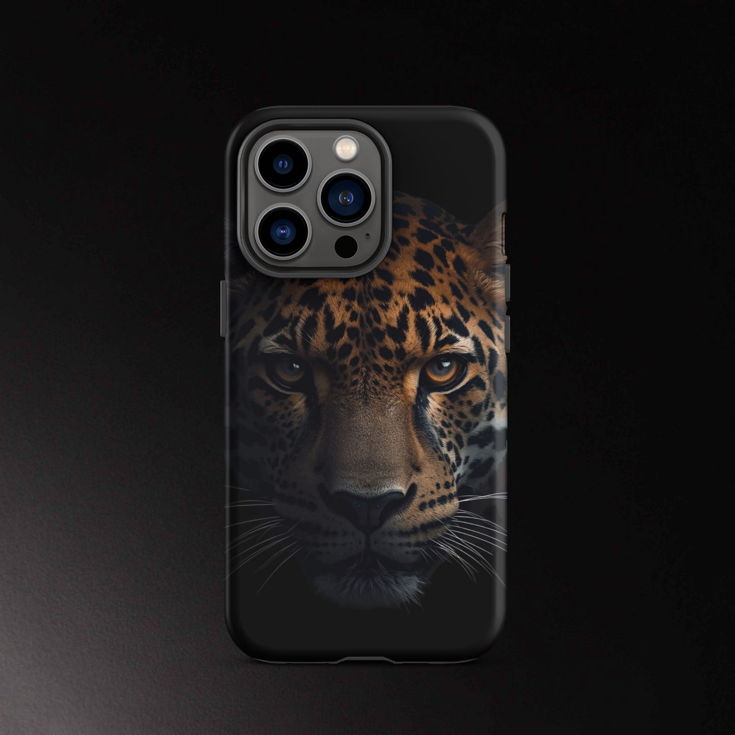 Jaguar Handyhülle iPhone 13 Pro mit intensiver Fellstruktur und dunklem Hintergrund