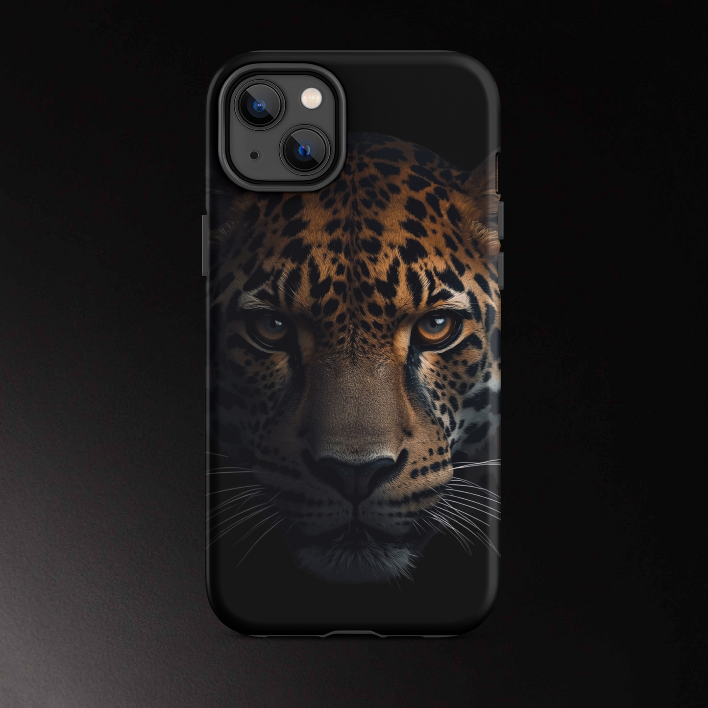 Jaguar Handyhülle iPhone 14 Plus mit eleganter dunkler Ästhetik