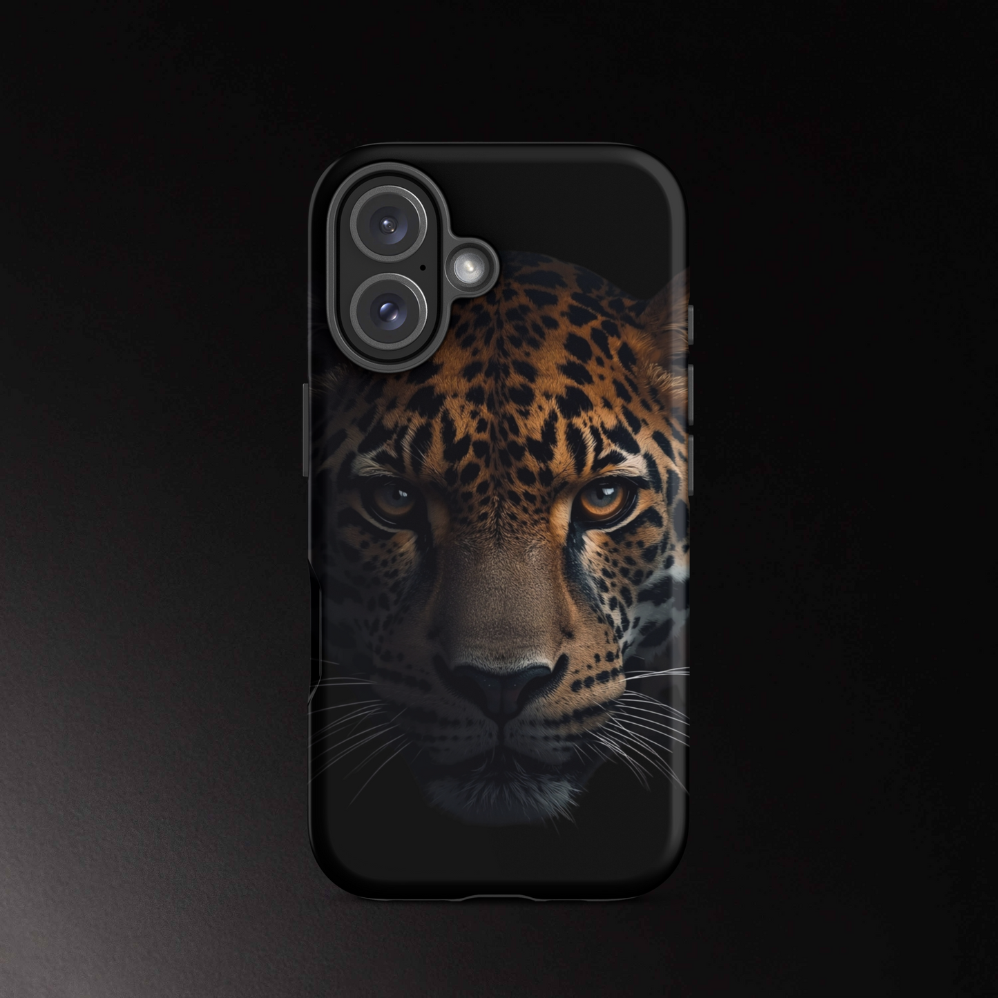 Jaguar Handyhülle iPhone 16 Matte mit dunklem Design und intensiver Tierdarstellung