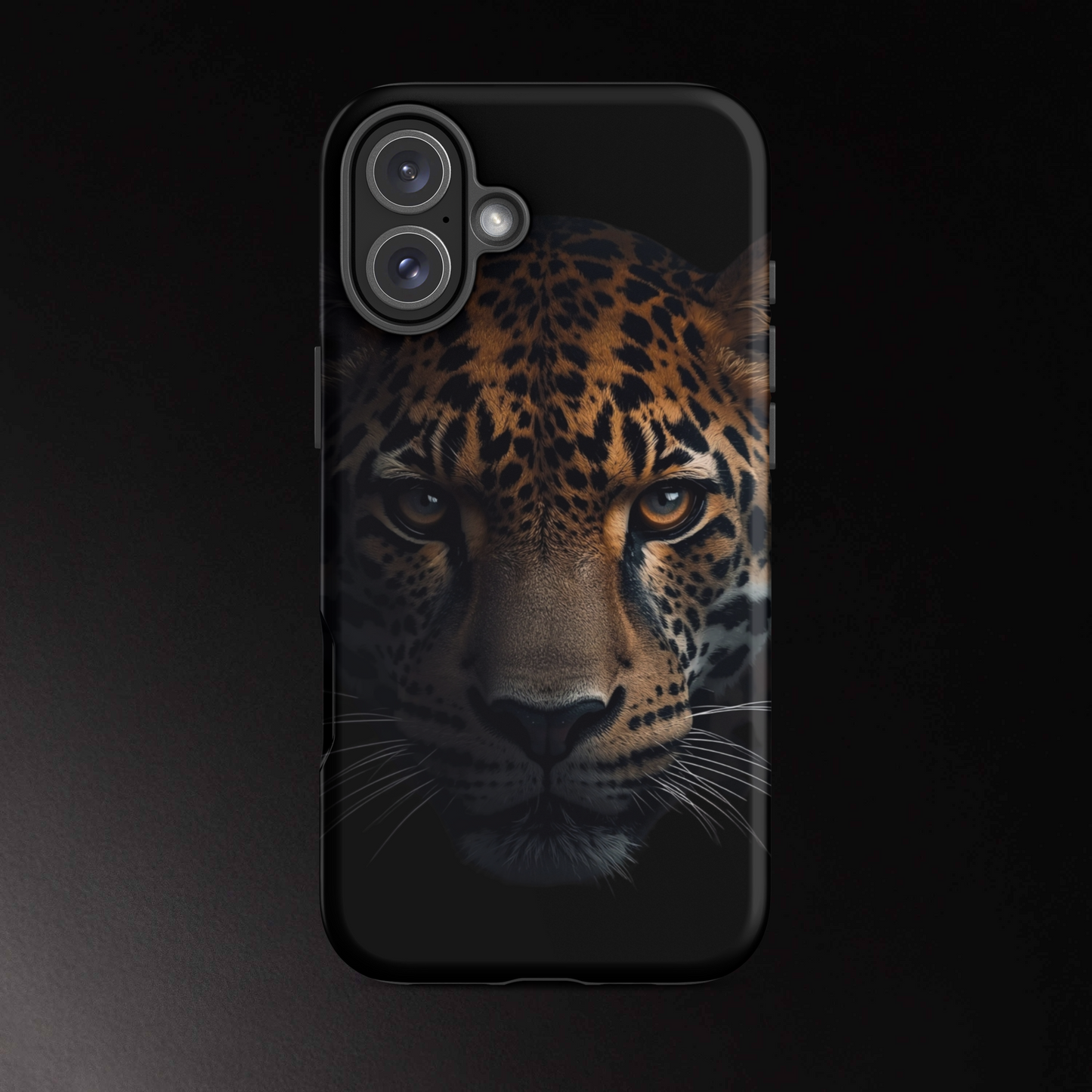 Jaguar Handyhülle iPhone 16 Plus mit intensiver Blickwirkung und dunklem Design