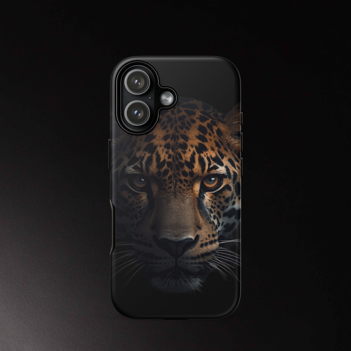 Jaguar Handyhülle iPhone 17 Matte mit dunklem Design und intensiver Tierdarstellung