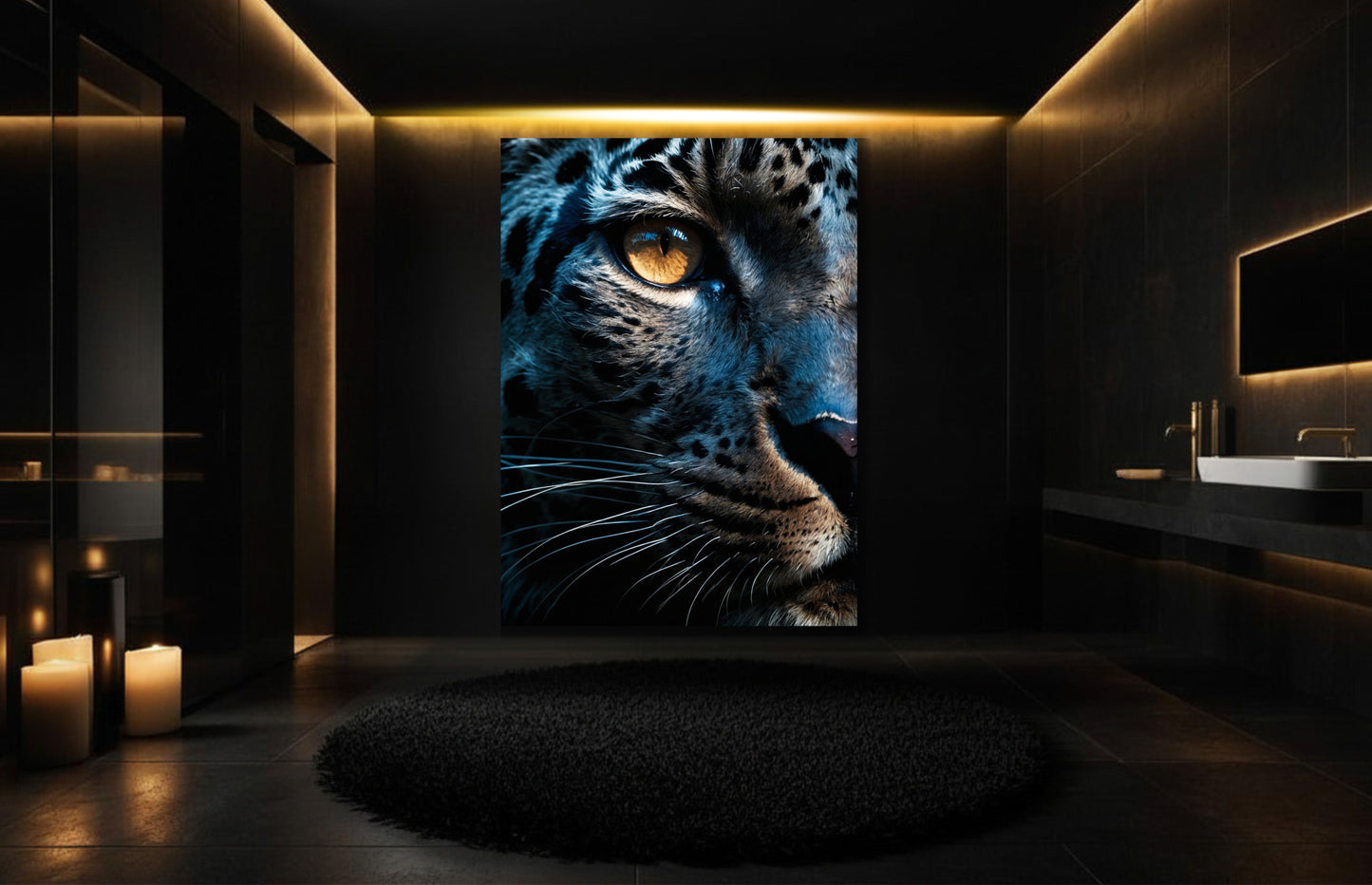 Jaguar in Nahaufnahme als Wandkunst auf Leinwand 32x48 Zoll in luxuriösem Badezimmer mit dunkler Wand und warmer Lichtstimmung