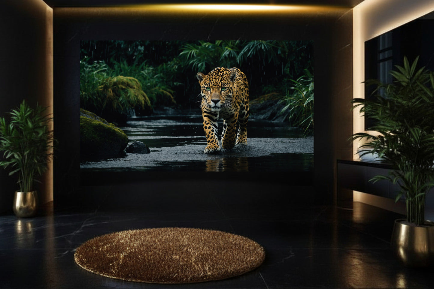 Jaguar mit grünen Augen als Wandkunst in elegantem Badezimmer mit dunklem Interior, Grünpflanzen und warmer Beleuchtung 