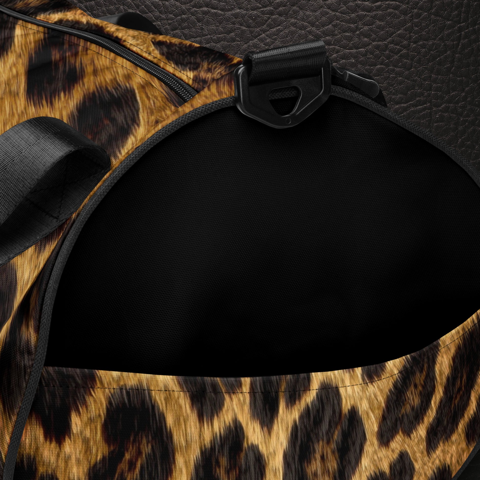 Detailaufnahme der Jaguarfell Struktur und des gemusterten Außenfachs auf der Sporttasche