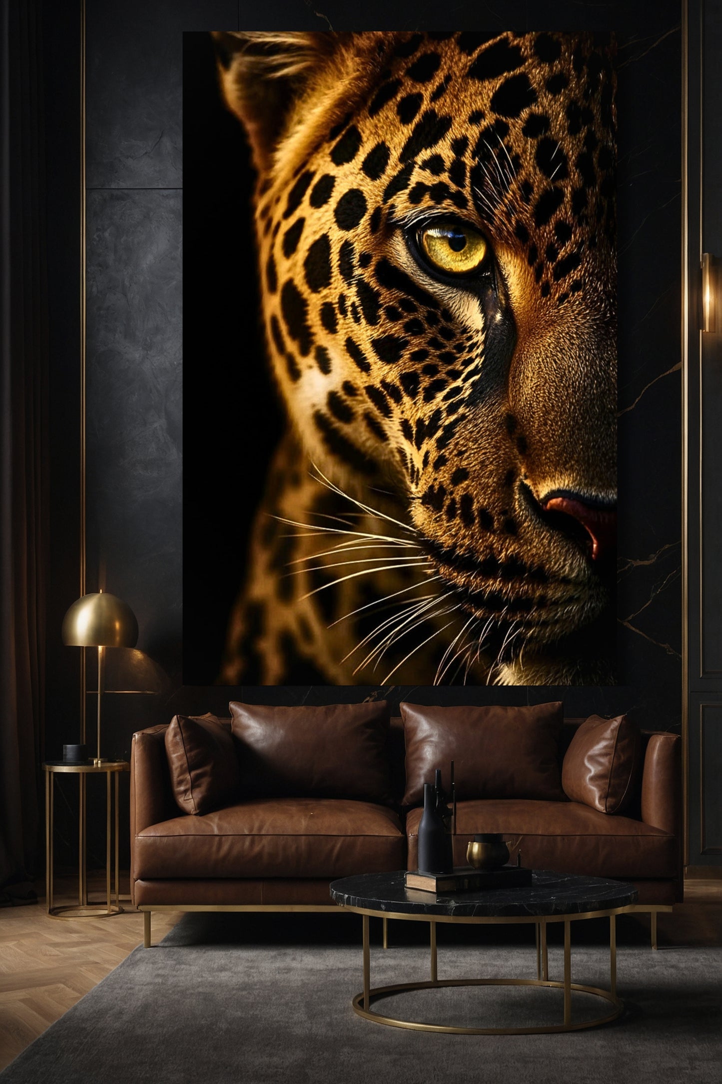 Jaguar Leinwandkunst 40x60 im Wohnzimmer über braunem Ledersofa mit dunkler Wand und stiller Intensität