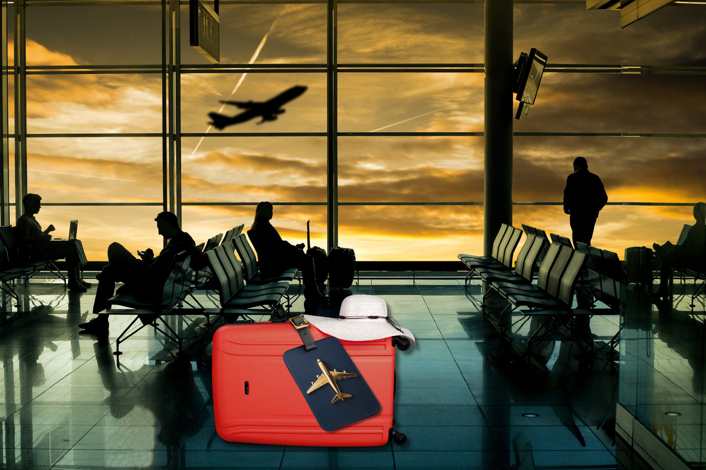 Kofferanhänger mit goldenem Flugzeug auf tiefblauem Hintergrund vor einem roten Koffer in einer Flughafenlounge mit Blick auf startende Flugzeuge bei Sonnenuntergang.