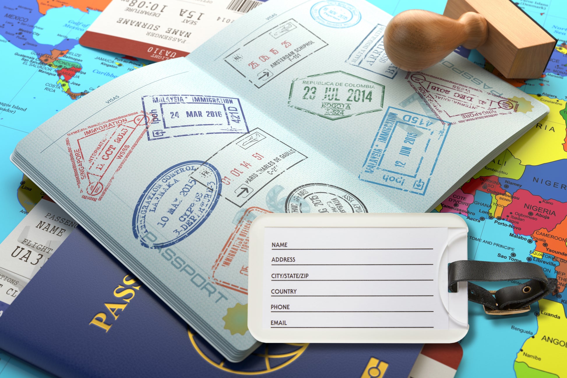 Kofferanhänger mit Kartenfach für Kontaktdaten auf Reisepass und Weltkarte als Reiseaccessoire für unterwegs